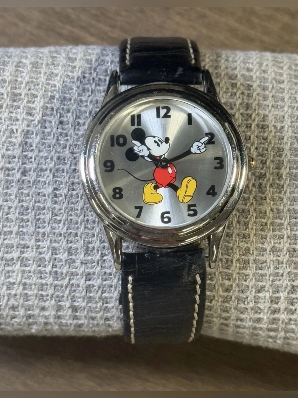 Vtg Fossil Disney Mickey & Co Mouse Watch 30mm LI-2010 Silver Tone New Battery